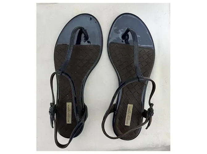 Bottega Veneta Sandalias T-bar patentadas en azul marino 