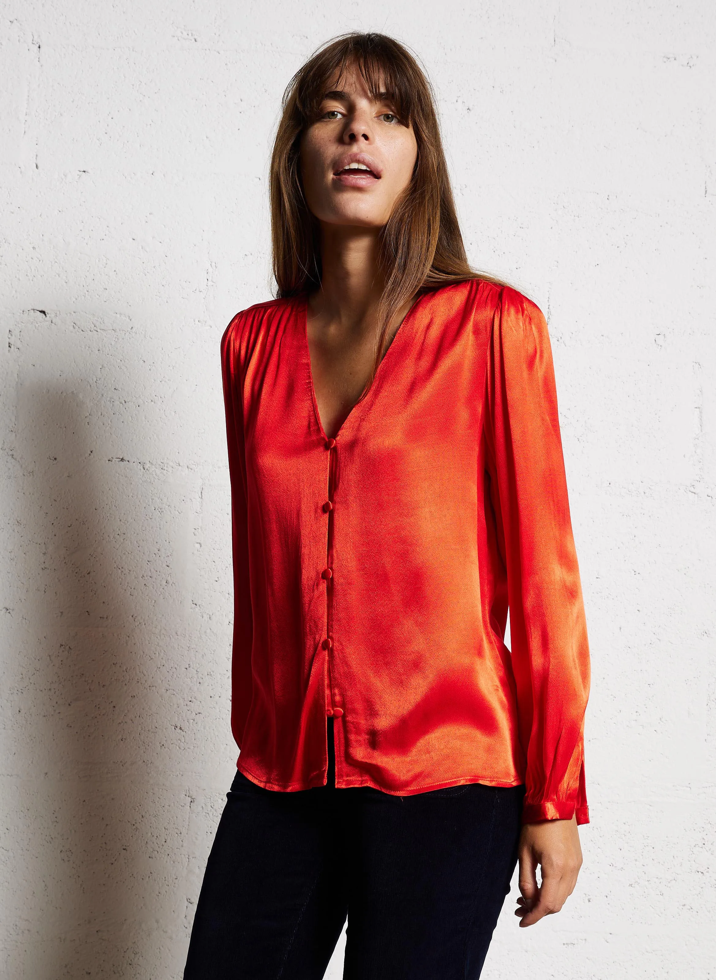 LA PETITE ETOILE BIANCA - Camisa recta con cuello de pico en rojo