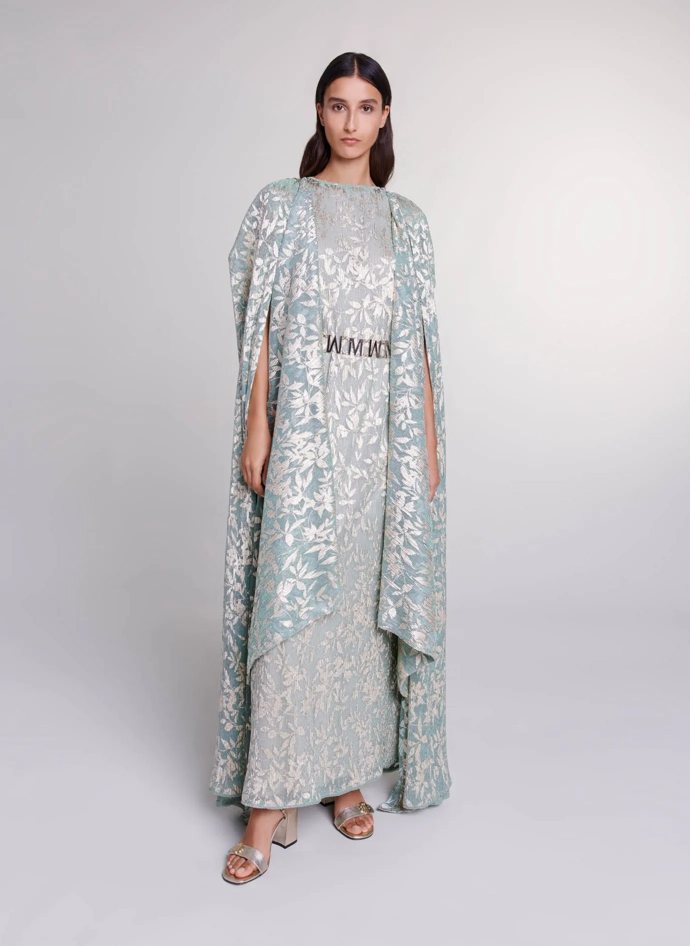 MAJE Vestido largo con cuello redondo y estampado de hojas metalizado en verde