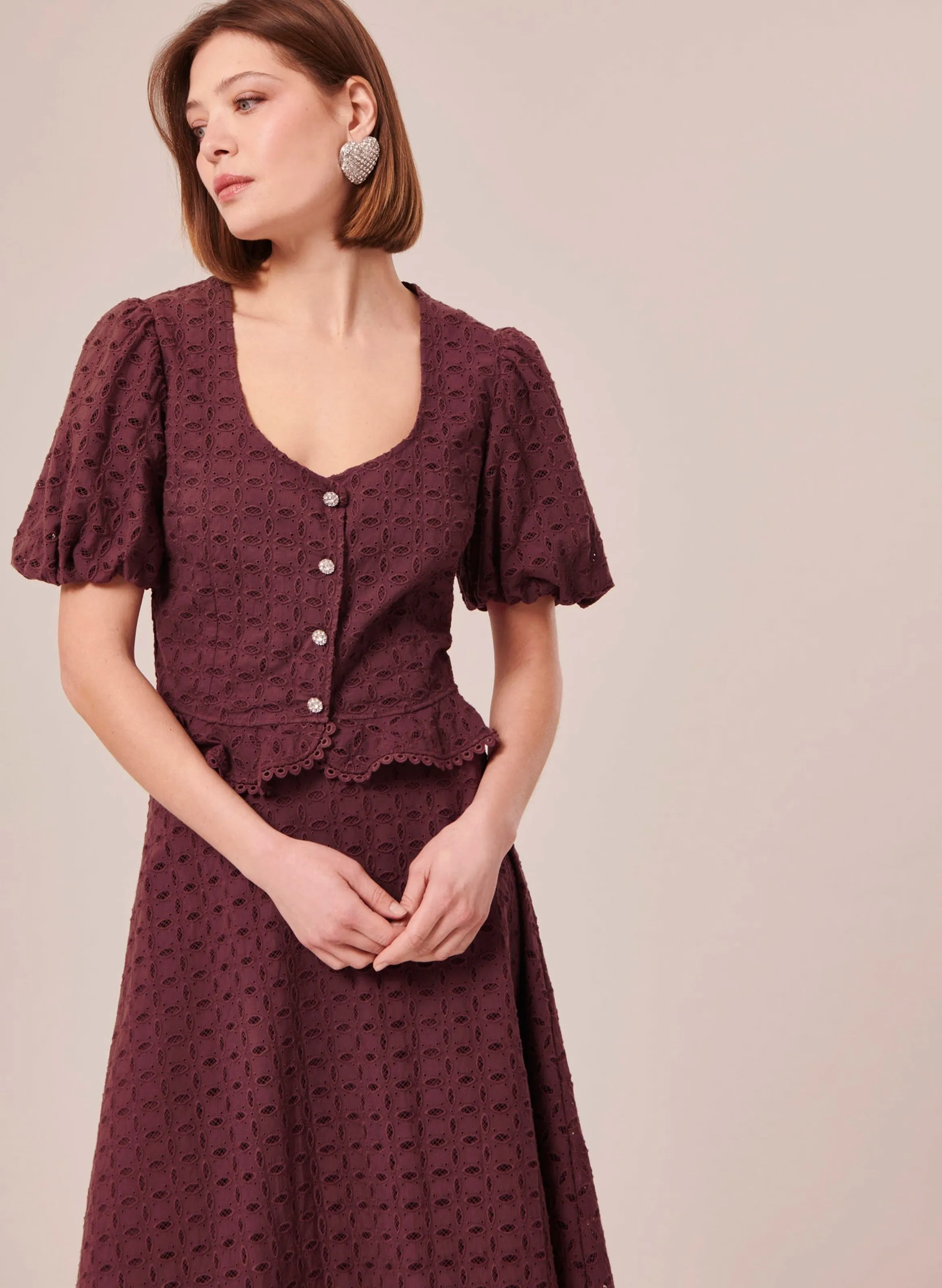 TARA JARMON CLORINDA - Camisa corta bordada en algodón orgánico en marron